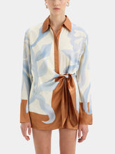 Kurzes Hemdkleid mit Batikmuster und unregelmäßigem Knoten in Kontrastfarbe